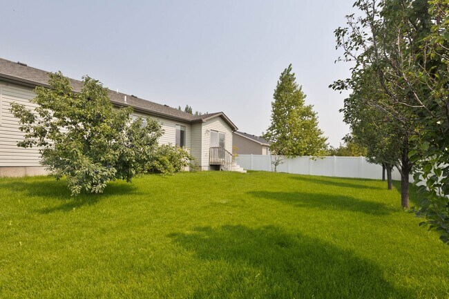 Building Photo - 5 Bed 3 Bath Home in Idaho Falls