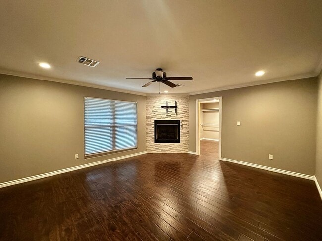 Building Photo - Lawn Care & WiFi Included