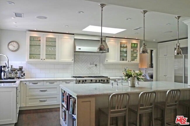 Building Photo - 10253 Valley Spring Ln