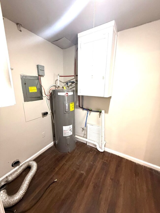 Building Photo - ** 3 bed 2 bath located in Morningview **Call (334-366-9198 for a  self viewing)