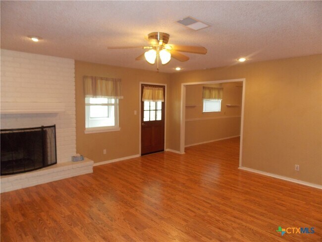 Building Photo - 1309 Azalea Ln