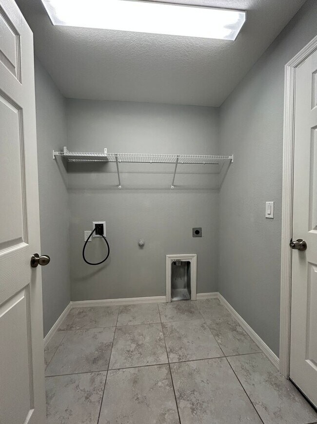 Building Photo - Don't Miss This 4 Bed, 2 Bath Home with Fe...
