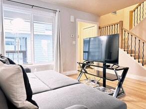 Building Photo - 319 W 12th Ave