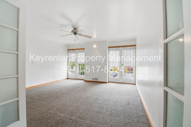 Building Photo - 2 Bed 2.5 Bath Right off Cherry Street!!