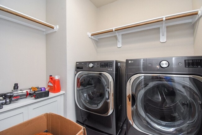 Building Photo - 8726 Laurel Crest Dr