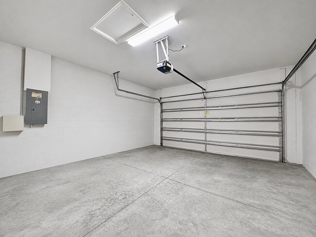 Building Photo - 380 Maraviya Blvd
