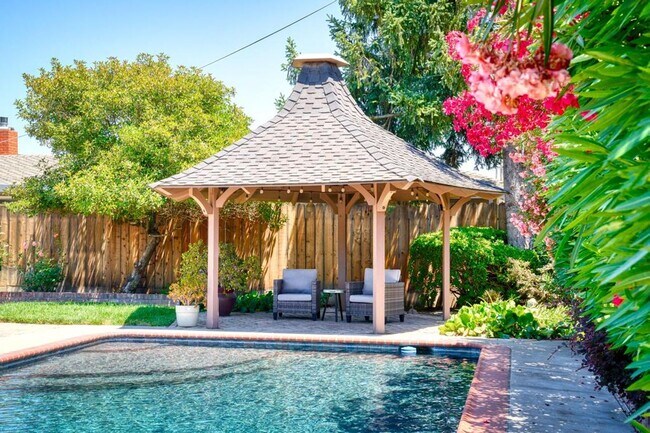 Building Photo - Stunning home located is sought after Northgate!