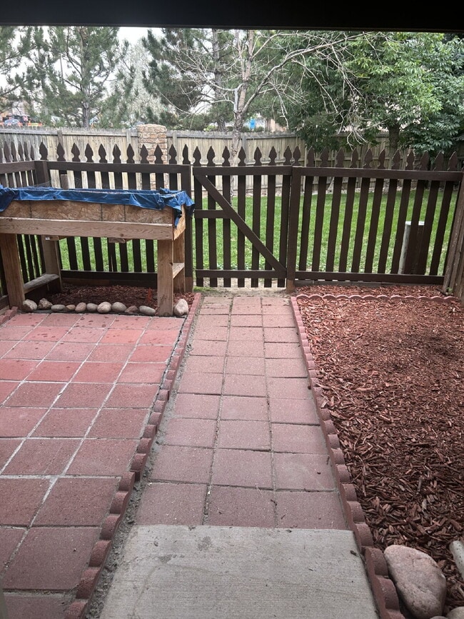 Building Photo - Beautiful 2BR/1.5B Town Home! AVAIL 09/15