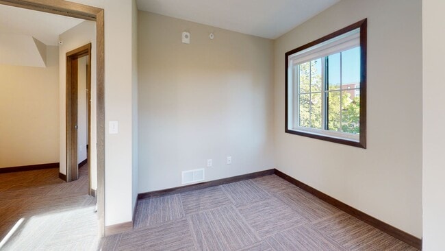 Building Photo - 6-Bedroom Townhome in Dinkytown