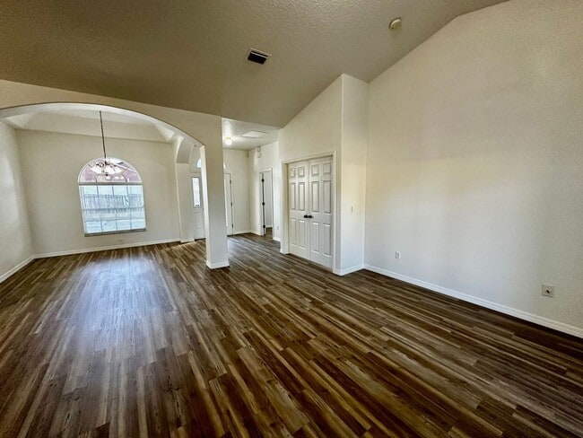 Building Photo - *Move In Ready* Bright & Spacious 3BR/2BA Home with Open Layout & Huge Backyard in Orlando