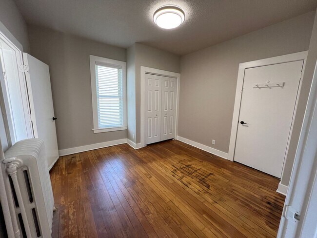 Building Photo - Newly Remodeled Modern 1-Bedroom Main Floor Apt