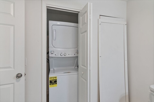 Building Photo - 24 Jersey Way