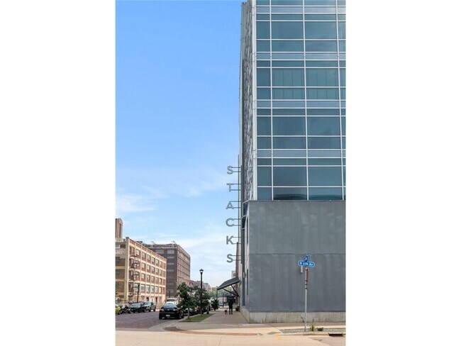 Building Photo - 345 N 6th Ave