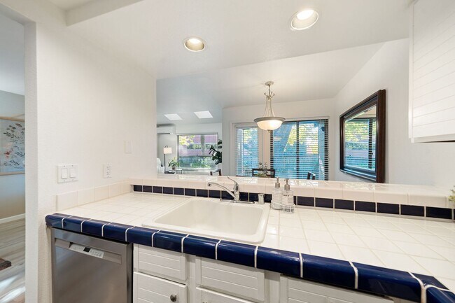 Building Photo - 2 bedroom Condo