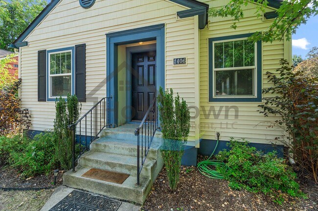 Building Photo - 4 Bedroom 2 Bathroom Home with a Fully Fen...