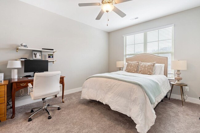 Building Photo - Gorgeous, luxury townhome in convenient West Nashville