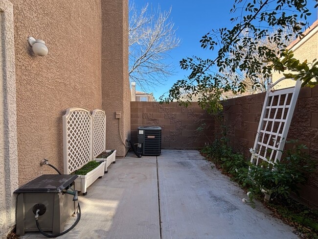 Building Photo - Great Two Bedroom Townhouse with a 1 car garage near Silverado Ranch area