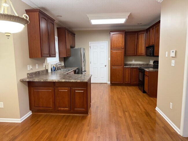 Building Photo - Lenoir City 37771 - 4 bedroom 2.5 bath - call Sharon Arnwine 865-313-7215