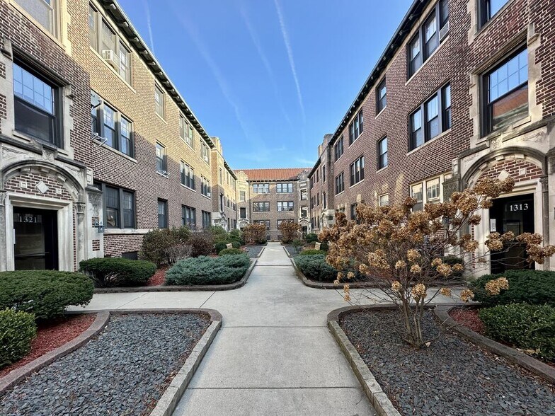 Primary Photo - 1316 Oak Ave