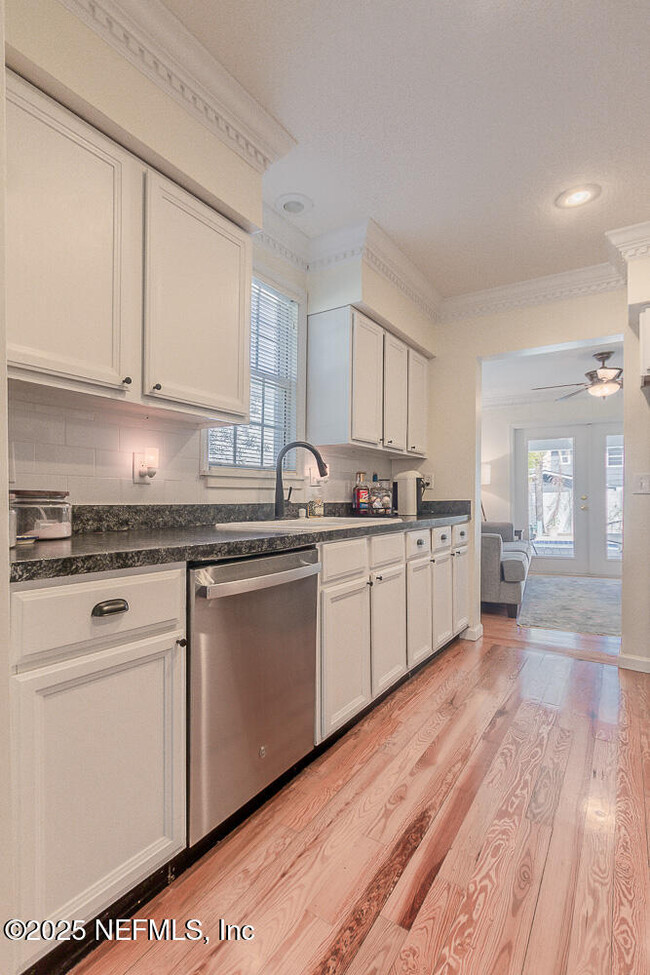 Building Photo - 214 Hopkins St