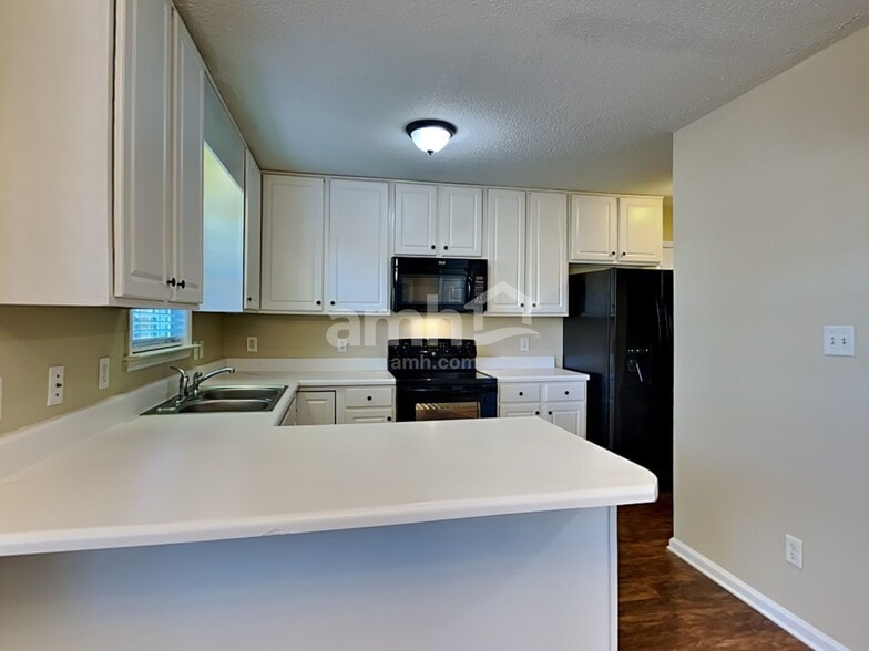 Building Photo - 6425 Silver Spring Ct