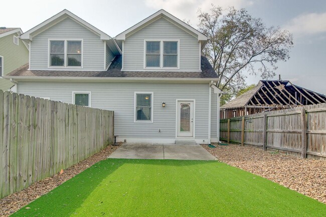 Building Photo - 3 bed 2.5 bath in Germantown, 1 Car Garage, Fenced Yard