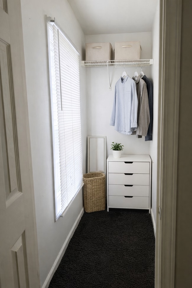 Building Photo - The Esther | $200/Week (First 4 Weeks Limited Promo!)Furnished Room and Great Area!