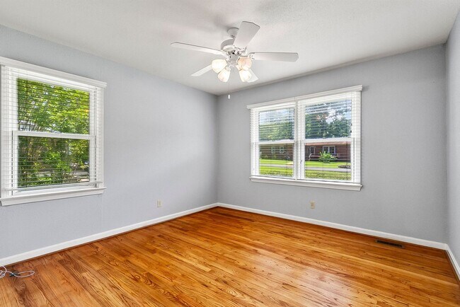 Building Photo - 2496 Valley View Ln