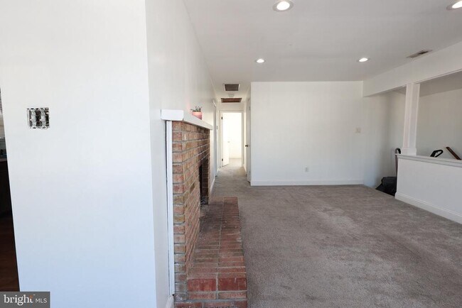 Building Photo - 8 Fanelli Ln