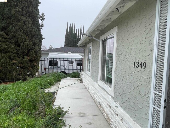 Building Photo - 1349 Alpine Dr