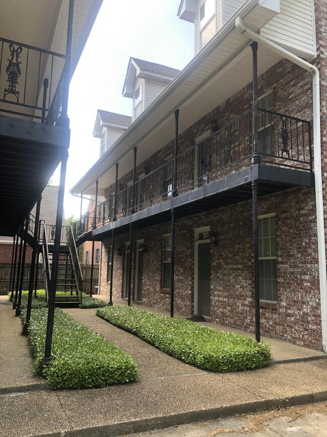 Building Photo - Spacious Single-Occupancy Townhouse Apt | 1.5 Bath + Office Near MSU