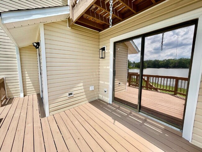 Building Photo - 3-Bed, 3-Bath Townhouse In Lands End