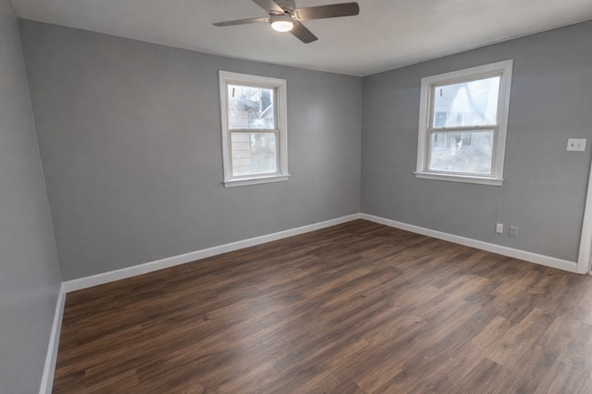 Building Photo - 305 W Maple-3