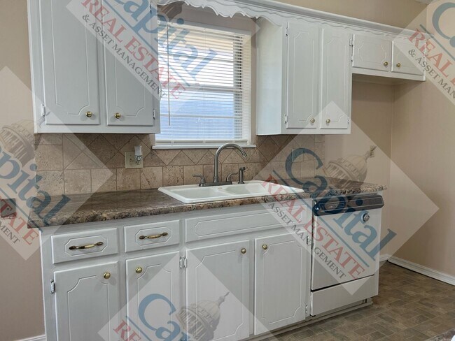 Building Photo - Charming 3 Bedroom