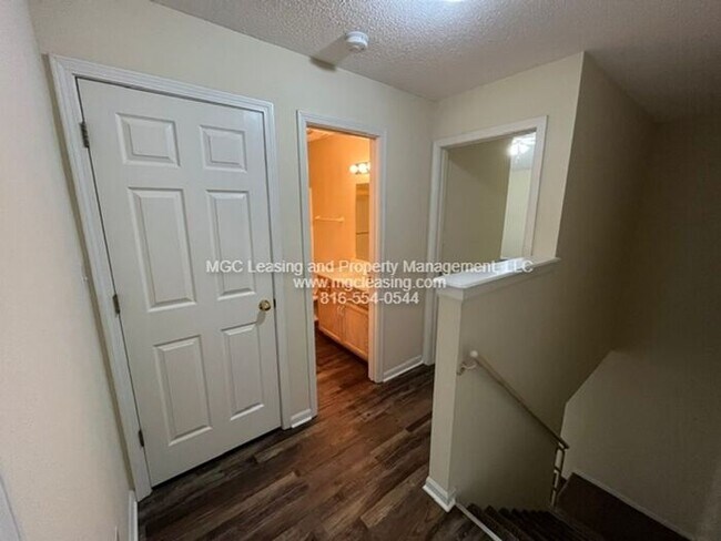 Building Photo - Charming Updated Living Near Historic Downtown Lee’s Summit!