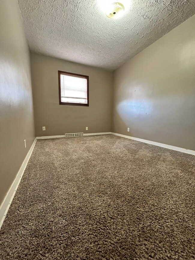 Building Photo - Spacious Home, Great Location