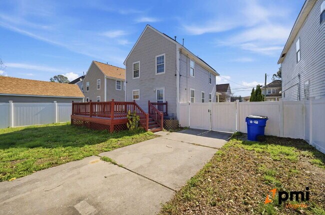Building Photo - 3 BEDROOM 2.5 BATH WITH FENCED IN YARD AND DETACHED GARAGE FOR RENT IN NORFOLK!