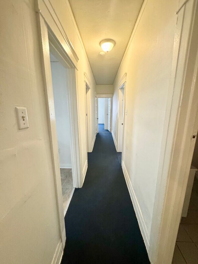 Building Photo - Spacious Unit