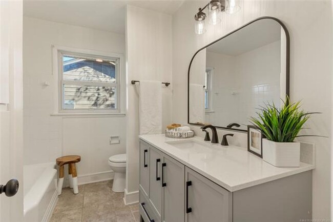 Building Photo - Beautifully Renovated 3-Bed, 2-Bath Home i...