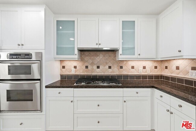 Building Photo - 5831 Seawalk Dr