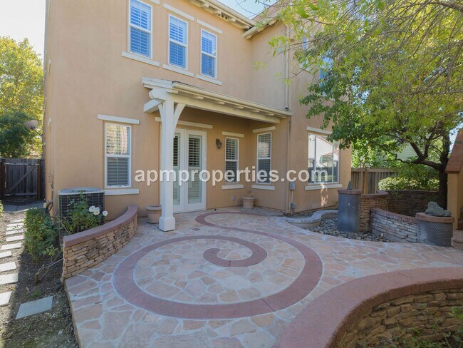 Building Photo - Upscale 3 Bedroom + Den, 4 bath, Detached Cottage, in Gale Ranch!