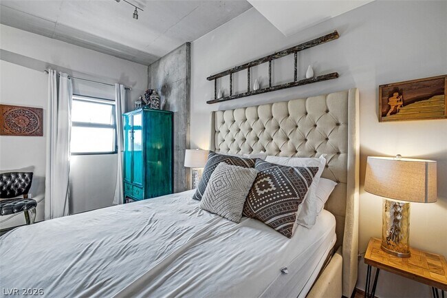 Building Photo - 353 E Bonneville Ave