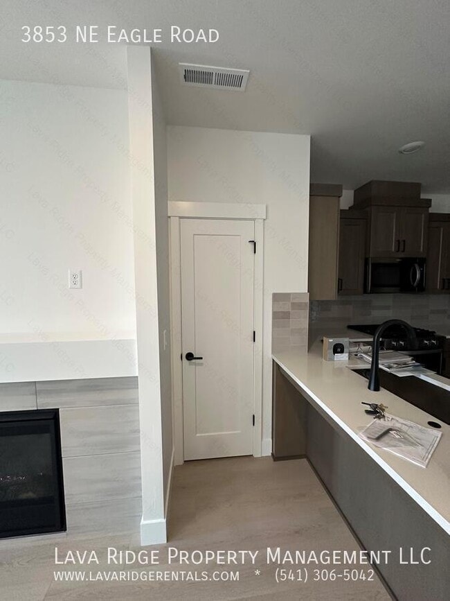 Building Photo - 3853 NE Eagle Rd