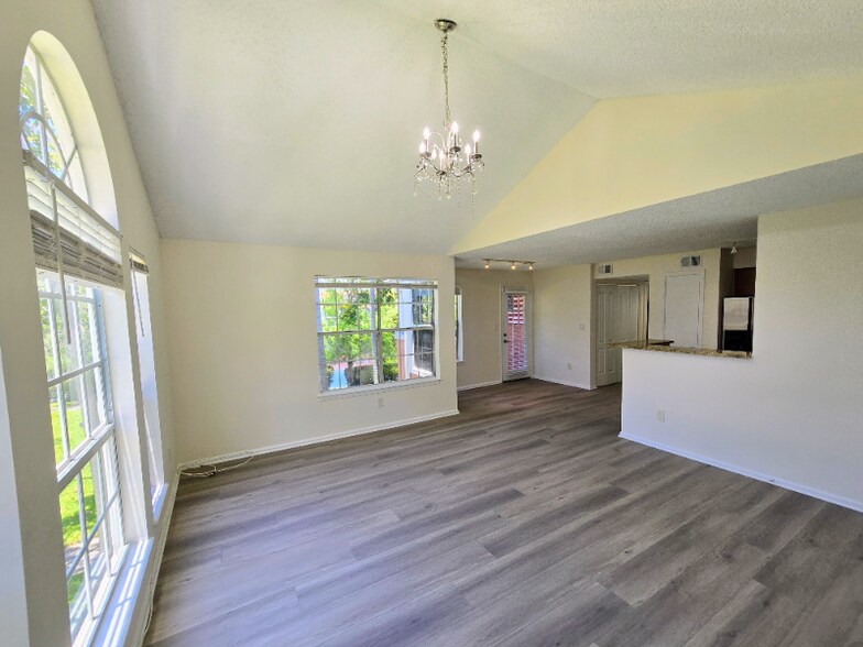 Building Photo - 1125 Crystal Way