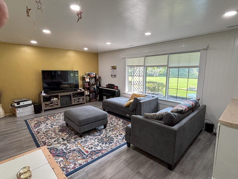 Living/Great Room - 20245 Independence Dr