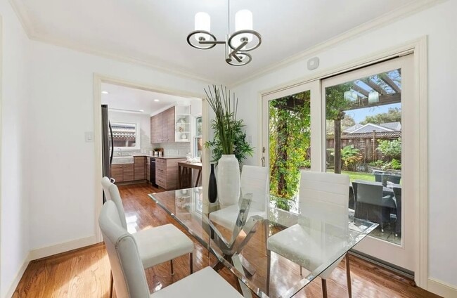 Building Photo - House For Rent