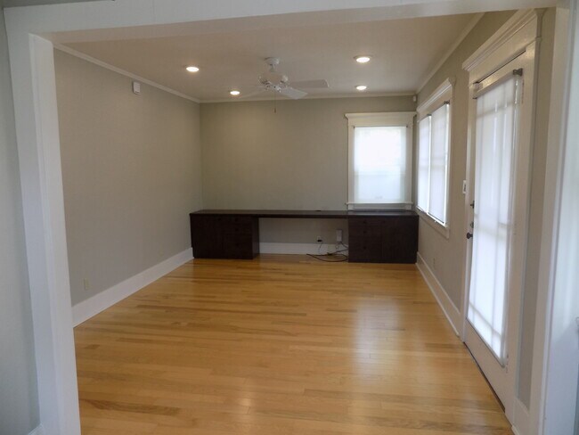 Building Photo - R0463