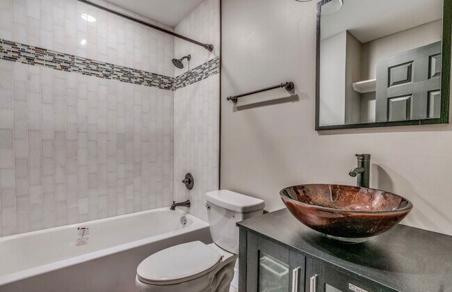 Building Photo - 122 N Evaline St