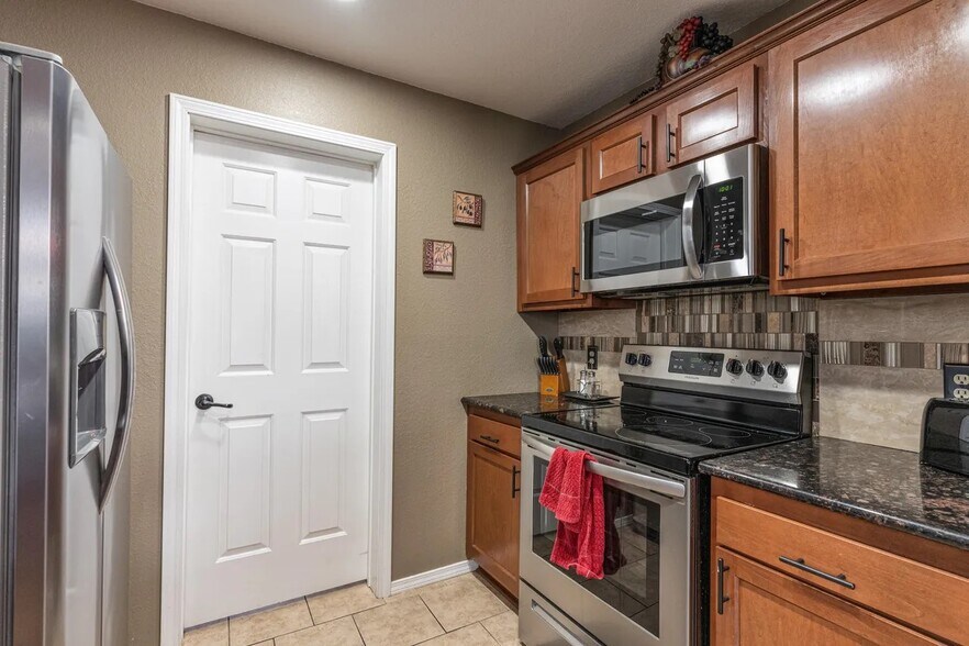Building Photo - 2700 Green Mountain Dr