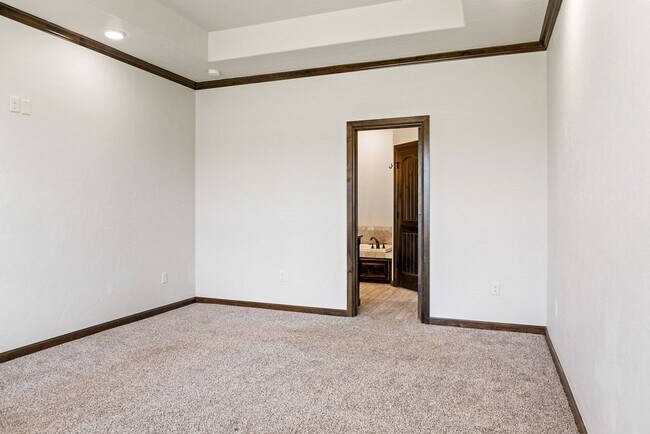 Building Photo - 12230 NE Deer Rdg Dr